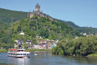 Schifffahrt auf der Mosel bei Cochem © travelpeter-shutterstock.com/2013