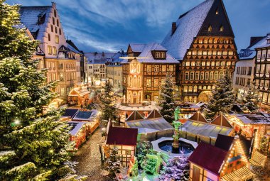 Weihnachtsmarkt auf dem historischen Marktplatz von Hildesheim © Mapics-shutterstock.com/2013