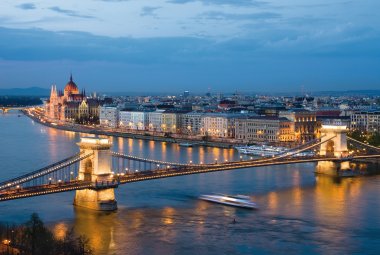 Budapest bei Nacht © ollirg  - stock.adobe.com