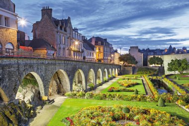 An den Schlossmauern von Vannes © bbsferrari-fotolia.com