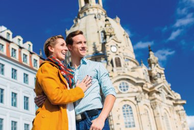 Vor der Frauenkirche in Dresden © Kzenon - stock.adobe.com