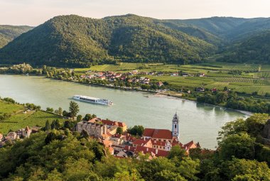 Donauschiff bei Dürnstein © arnoldo96-fotolia.com