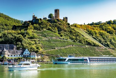 Beilstein an der Mosel mit Burg Metternich © Comofoto - stock.adobe.com