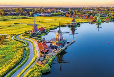 Windmühlen im Museumsdorf Zaanse Schans © Boris Stroujko - stock.adobe.com