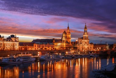 Abendliche Stadtsilhouette von Dresden © jenyateua - stock.adobe.com