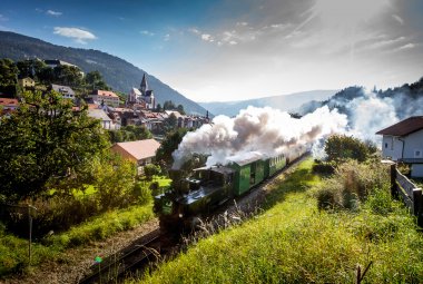 Murtalbahn mit Murau im Hintergrund © STG | Tom Lamm 