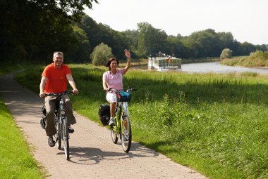 Unterwegs auf dem Weser-Radweg © Weserbergland Tourismus e.V.