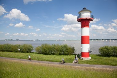 An der Elbe entlang © timbob - stock.adobe.com