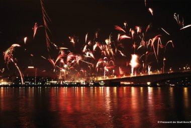 Silvesterfeuerwerk am Rhein in Bonn © Presseamt der Stadt Bonn/M. Sondermann